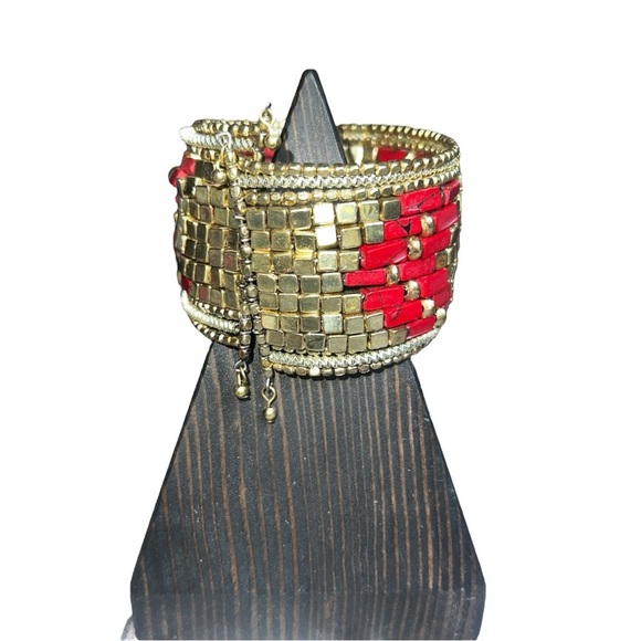 Red Dyed Howlite Stones With Gold Tone Metal Stones Cuff Bracelet Size 7.75 - Picture 3 of 4